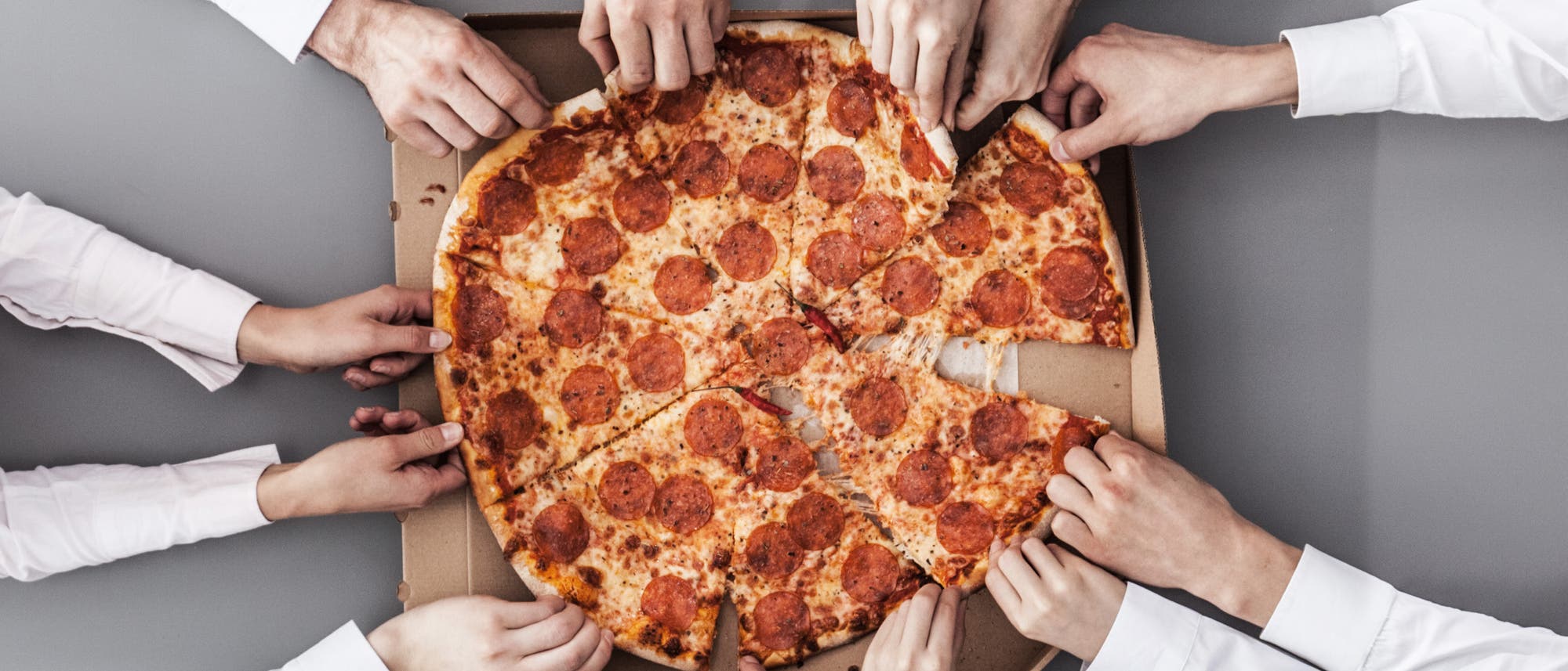 Arbeitskollegen essen gemeinsam Pizza Arbeitskollegen essen gemeinsam Pizza