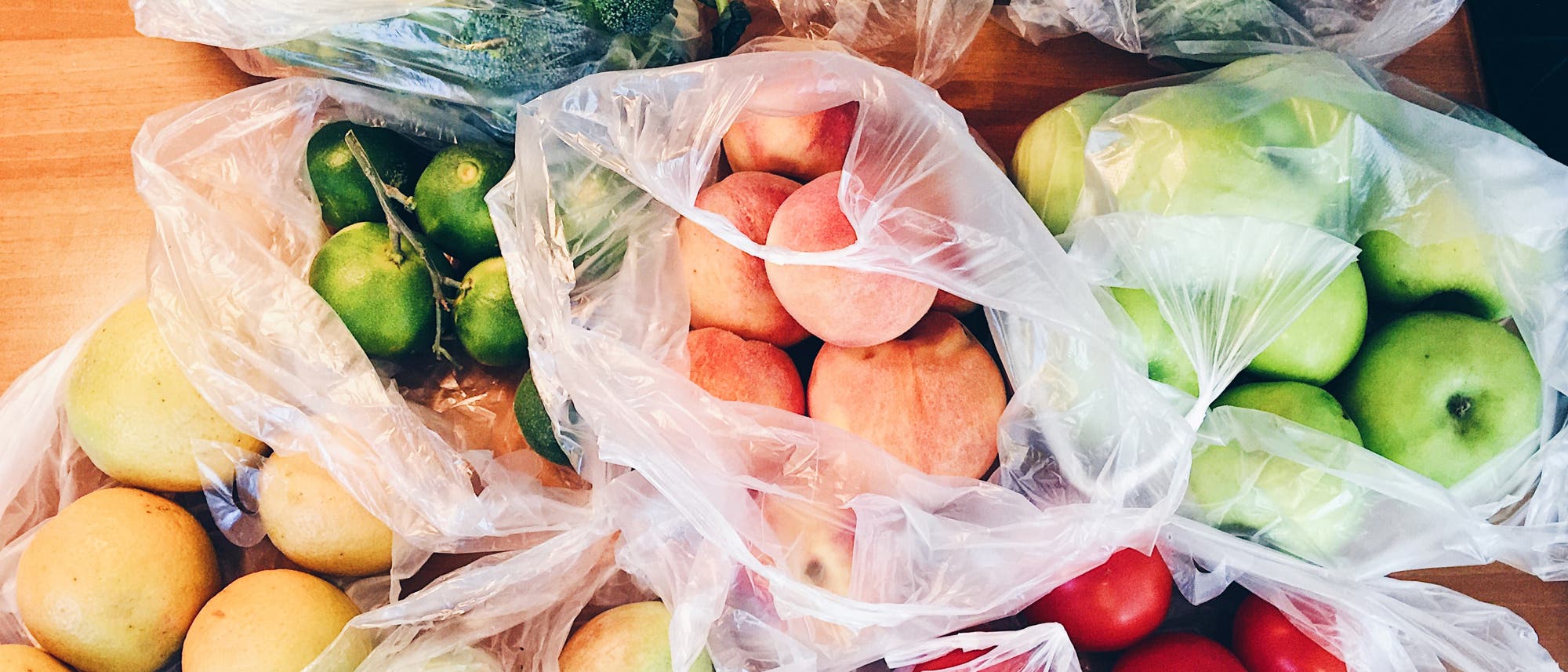 Obst in Plastiktüten Obst in Plastiktüten