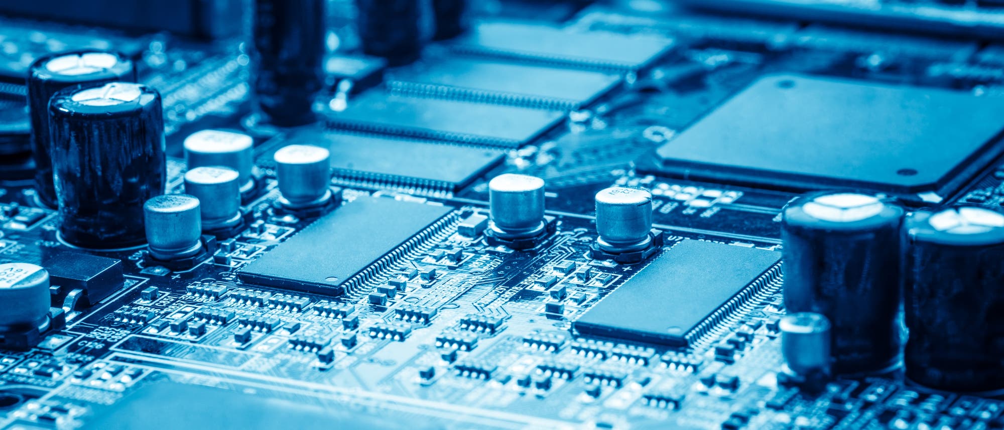Eine Computerplatine in Großaufnahme Eine Computerplatine in Großaufnahme