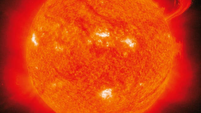 Eine Sonnenprotuberanz im ultravioletten Licht (SOHO-Aufnahme)