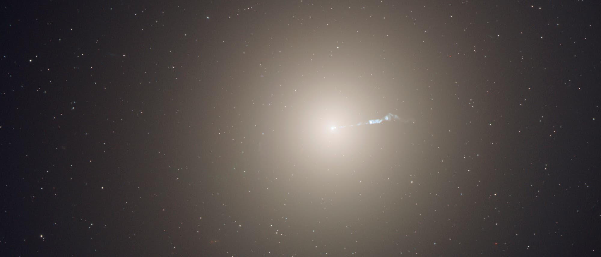 Die elliptische Galaxie Messier 87 ist das dominierende Zentrum des Virgo-Galaxienhaufens, der rund 2000 Mitglieder hat. Sie enthält eine Billion Sterne, hat in ihrem Zentrum ein extrem massereiches Schwarzes Loch mit sechs Milliarden Sonnenmassen und ist von 15000 Kugelsternhaufen umgeben.