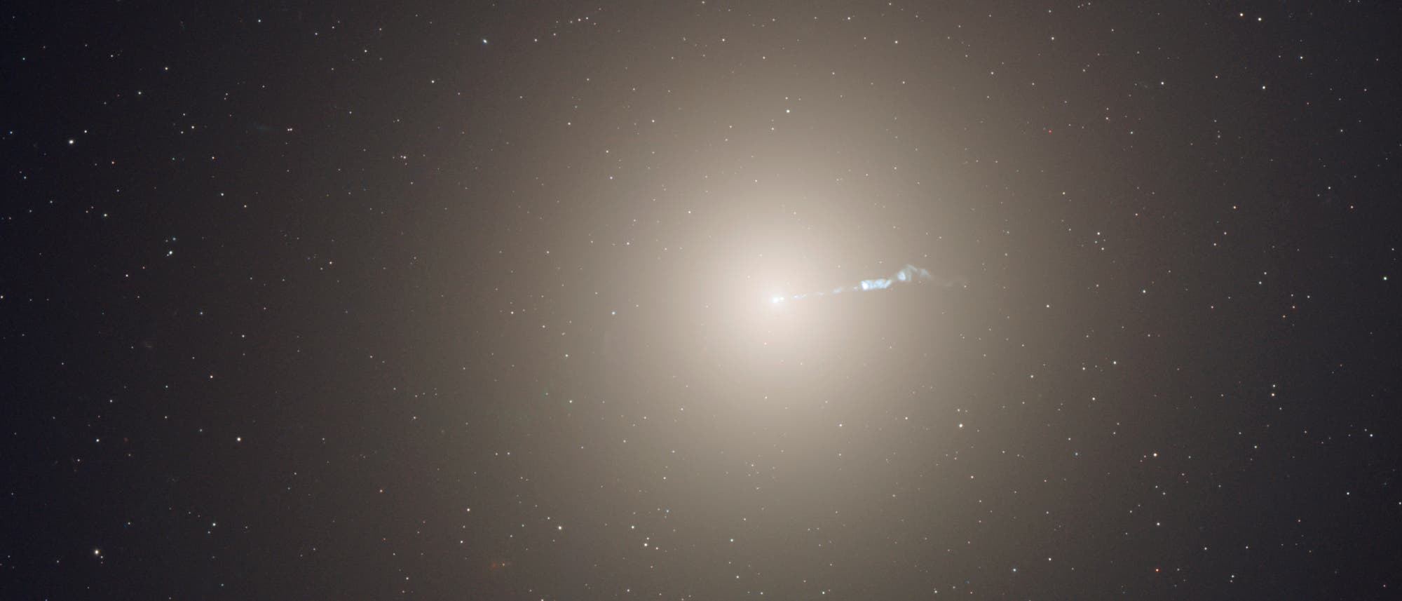Die elliptische Galaxie Messier 87 ist das dominierende Zentrum des Virgo-Galaxienhaufens, der rund 2000 Mitglieder hat. Sie enthält eine Billion Sterne, hat in ihrem Zentrum ein extrem massereiches Schwarzes Loch mit sechs Milliarden Sonnenmassen und ist von 15000 Kugelsternhaufen umgeben. Die elliptische Galaxie Messier 87 ist das dominierende Zentrum des Virgo-Galaxienhaufens, der rund 2000 Mitglieder hat. Sie enthält eine Billion Sterne, hat in ihrem Zentrum ein extrem massereiches Schwarzes Loch mit sechs Milliarden Sonnenmassen und ist von 15000 Kugelsternhaufen umgeben.