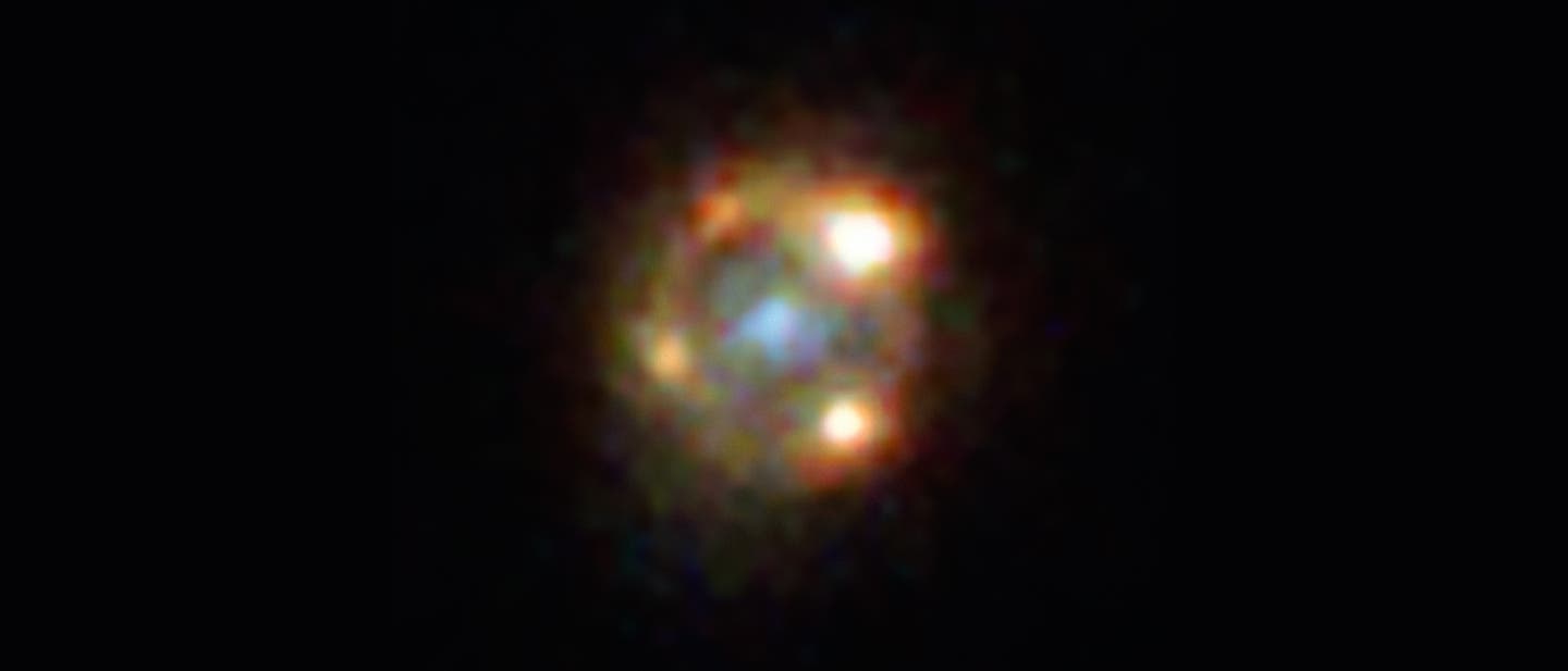 Das so genannte Einstein-Kreuz, das die vier Bilder der weit entfernt im Hintergrund aufgeleuchteten Supernova SN 2016geu bilden, ist deutlich auszumachen. Das so genannte Einstein-Kreuz, das die vier Bilder der weit entfernt im Hintergrund aufgeleuchteten Supernova SN 2016geu bilden, ist deutlich auszumachen.