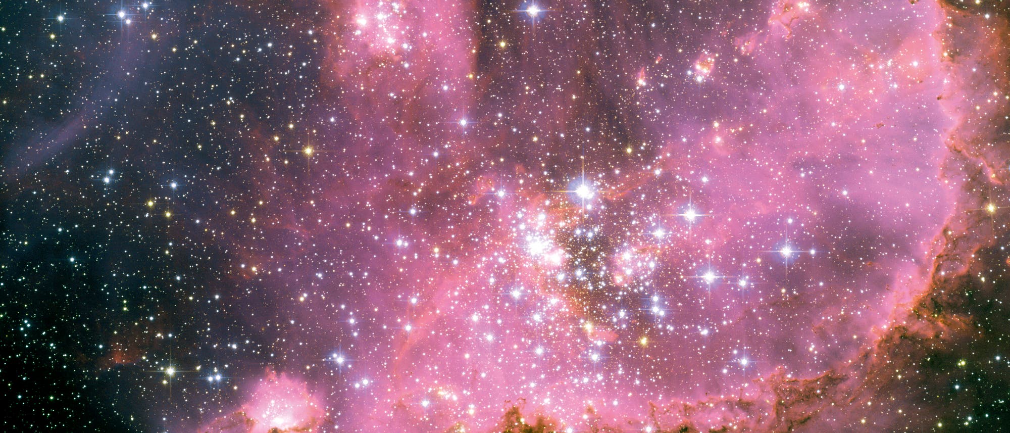Ein offener Sternenhaufen, in dem sich Sterne mit unterschiedlichen Massen befinden.