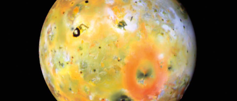 Io ist der innerste der vier großen Jupitermonde und für seinen aktiven Vulkanismus bekannt. Auf der linken Seite, leicht oberhalb der Mitte, ist Loki Patera zu sehen – ein Lavasee mit rund 200 Kilometer Durchmesser. Auf Grund seiner Form und einer zentralen Insel erinnert er an ein Hufeisen. Er ist der aktivste Vulkan im Sonnensystem. Io ist der innerste der vier großen Jupitermonde und für seinen aktiven Vulkanismus bekannt. Auf der linken Seite, leicht oberhalb der Mitte, ist Loki Patera zu sehen – ein Lavasee mit rund 200 Kilometer Durchmesser. Auf Grund seiner Form und einer zentralen Insel erinnert er an ein Hufeisen. Er ist der aktivste Vulkan im Sonnensystem.