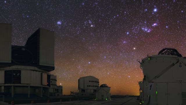 Der Nachthimmel prangt über dem ­Cerro Paranal mit den Unit-Teleskopen und den Auxiliary-Teleskopen des Very Large Telescope Interferometer. 