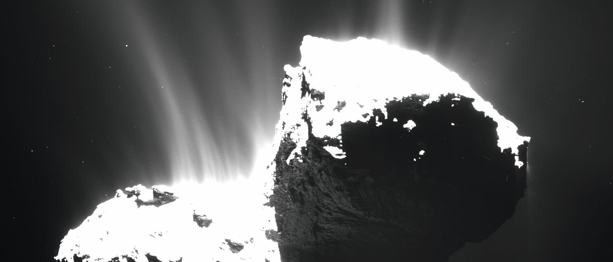 Der Komet Tschuri wird von einem hellen Licht angestrahlt, das er stark reflektiert.