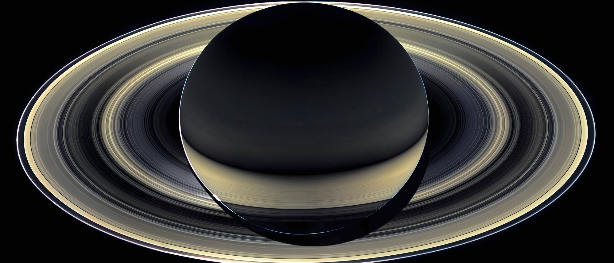Ein eindrucksvolles Schauspiel bieten Saturns Ringe, wenn sie im gestreuten Licht fotografiert werden. Dann treten diejenigen hervor, die aus feinen Staubpartikeln bestehen. Ein eindrucksvolles Schauspiel bieten Saturns Ringe, wenn sie im gestreuten Licht fotografiert werden. Dann treten diejenigen hervor, die aus feinen Staubpartikeln bestehen.