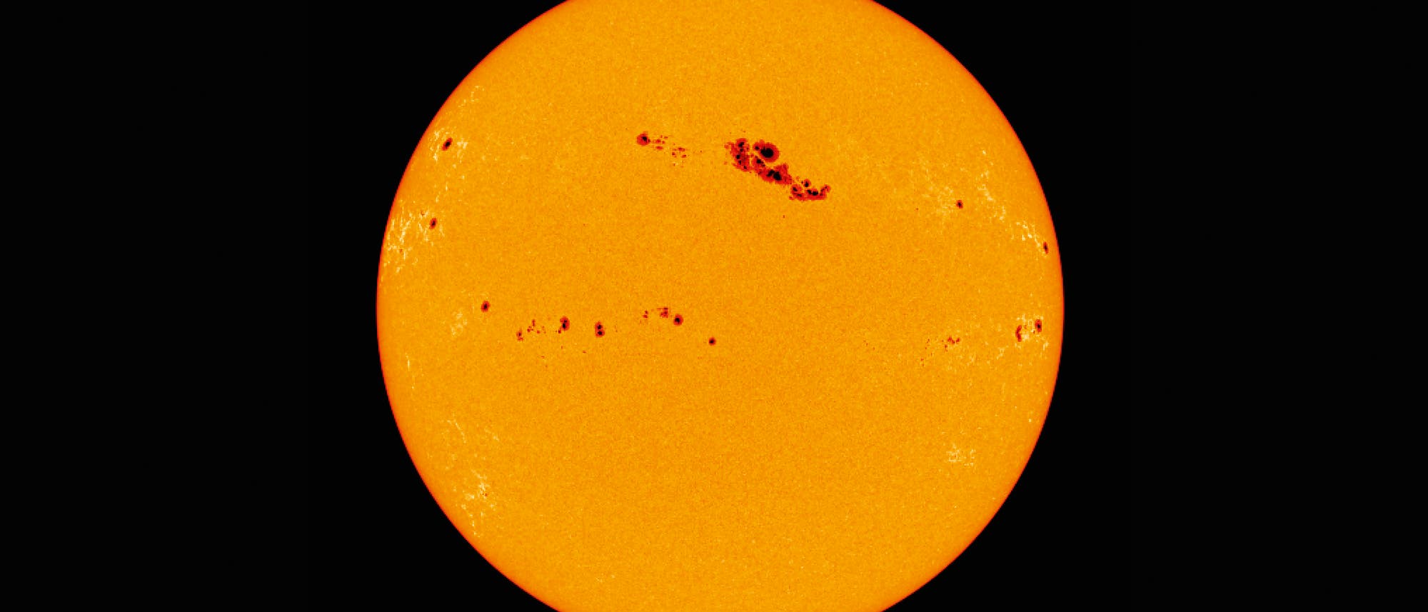 Im Jahr 1859 klärte Gustav Kirchhoff in Zusammenhang mit seiner neuen Spektralanalyse, dass sich unter der leuchtenden Oberfläche der Sonne ein noch heißerer Kern befinden muss – die Sonnenflecken sind demnach nur etwas kühlere Stellen auf der Oberfläche. Im Jahr 1859 klärte Gustav Kirchhoff in Zusammenhang mit seiner neuen Spektralanalyse, dass sich unter der leuchtenden Oberfläche der Sonne ein noch heißerer Kern befinden muss – die Sonnenflecken sind demnach nur etwas kühlere Stellen auf der Oberfläche.