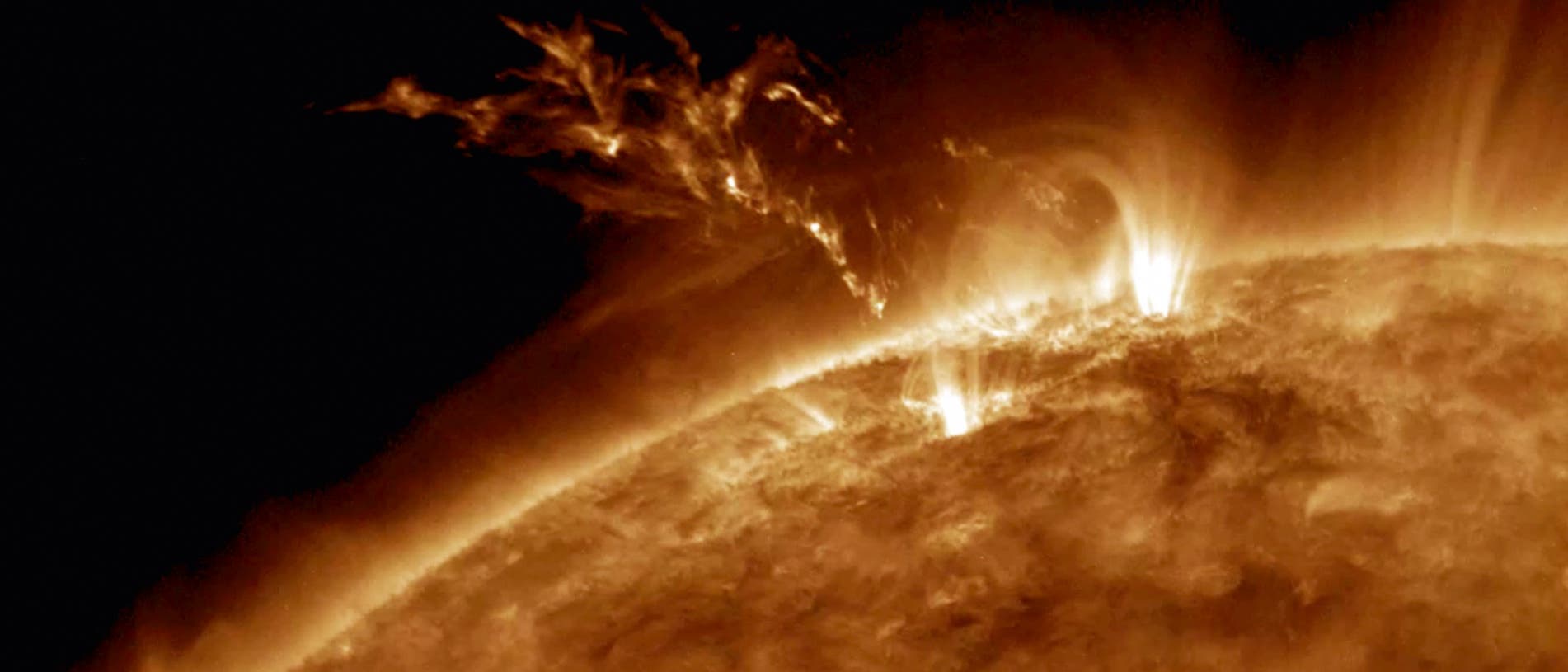 Die Energiequelle der Sonne ist die Verschmelzung von Atomkernen in ihrem heißen Inneren. Die Energiequelle der Sonne ist die Verschmelzung von Atomkernen in ihrem heißen Inneren.