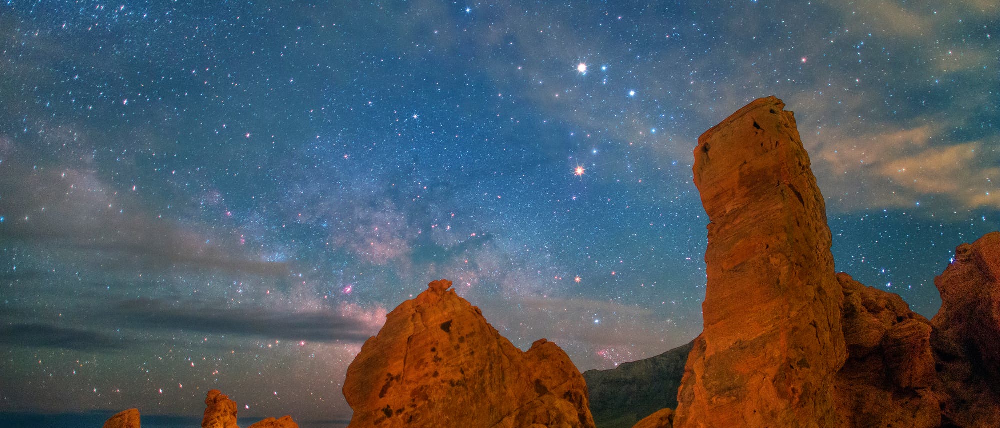 Die roten Sandsteinformationen des Valley of Fire im Süden des US-Bundesstaats Nevada bilden eine eindrucksvolle Kulisse vor dem nächtlichen Sternenhimmel. Die roten Sandsteinformationen des Valley of Fire im Süden des US-Bundesstaats Nevada bilden eine eindrucksvolle Kulisse vor dem nächtlichen Sternenhimmel.