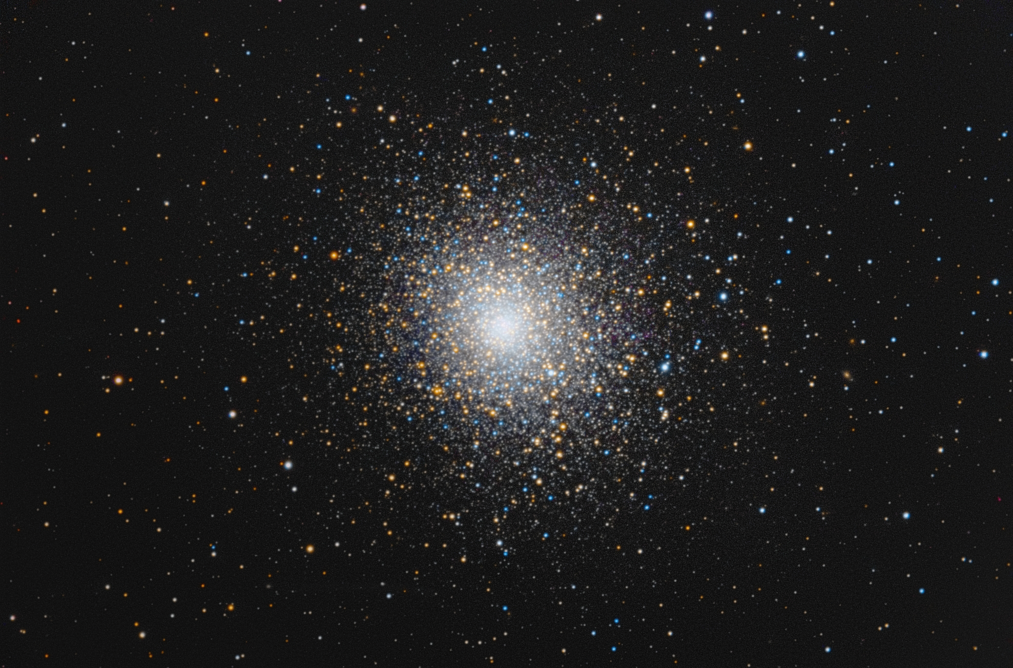 Messier 5 im Sternbild Schlange ist einer der attraktivsten Kugelsternhaufen am Abendhimmel im Mai. 