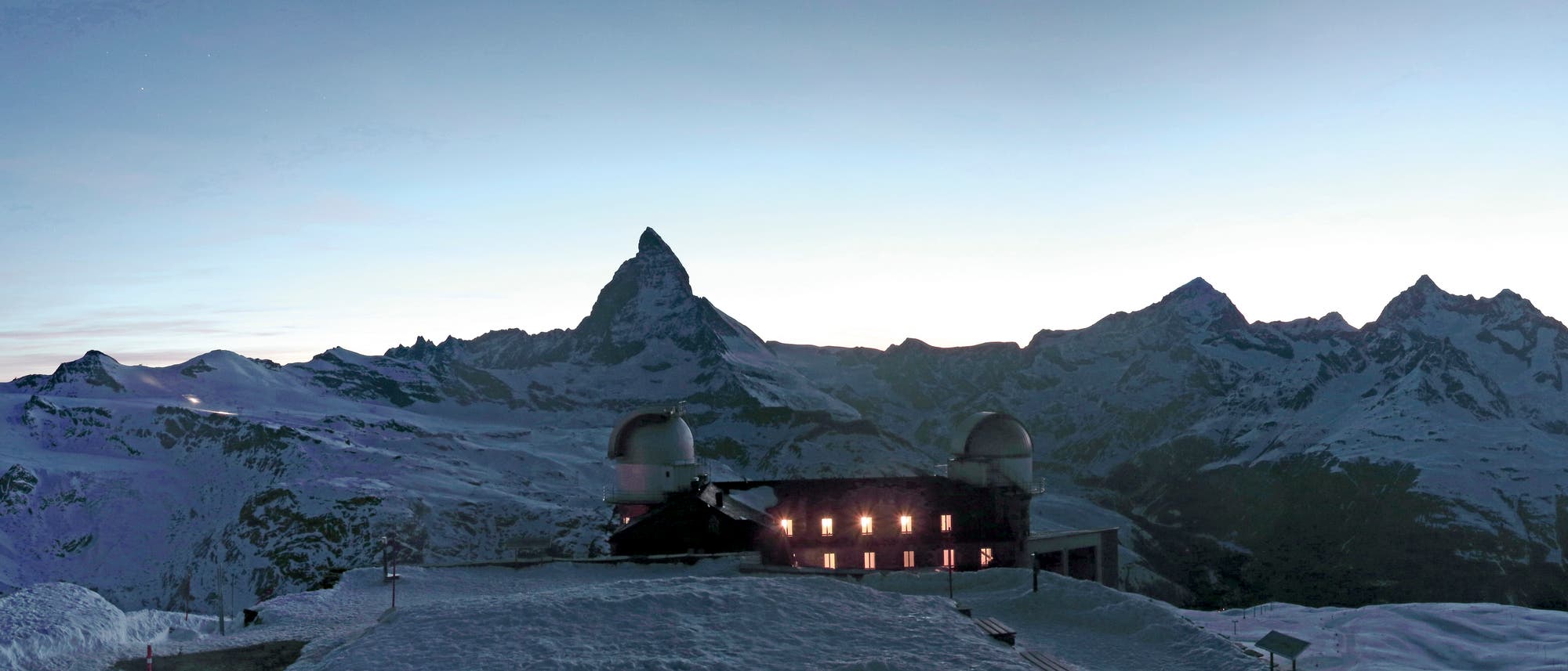 Das Stellarium Gornergrat in den Schweizer Alpen. Im Hintergrund ist das Matterhorn zu sehen.