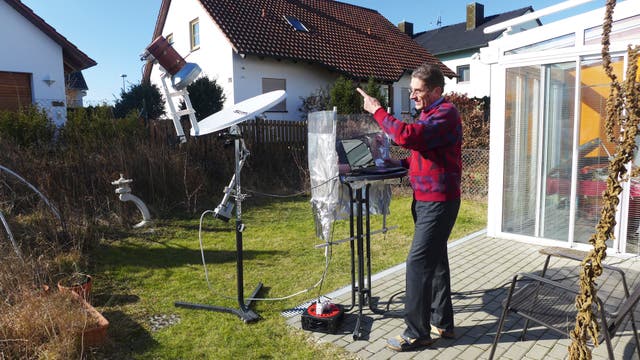Mit einer modifizierten TV-Satellitenantenne empfängt  Johannes Ebersberger nicht nur die Radiostrahlung der Sonne und des Mondes, sondern auch die des Milchstraßen­systems.