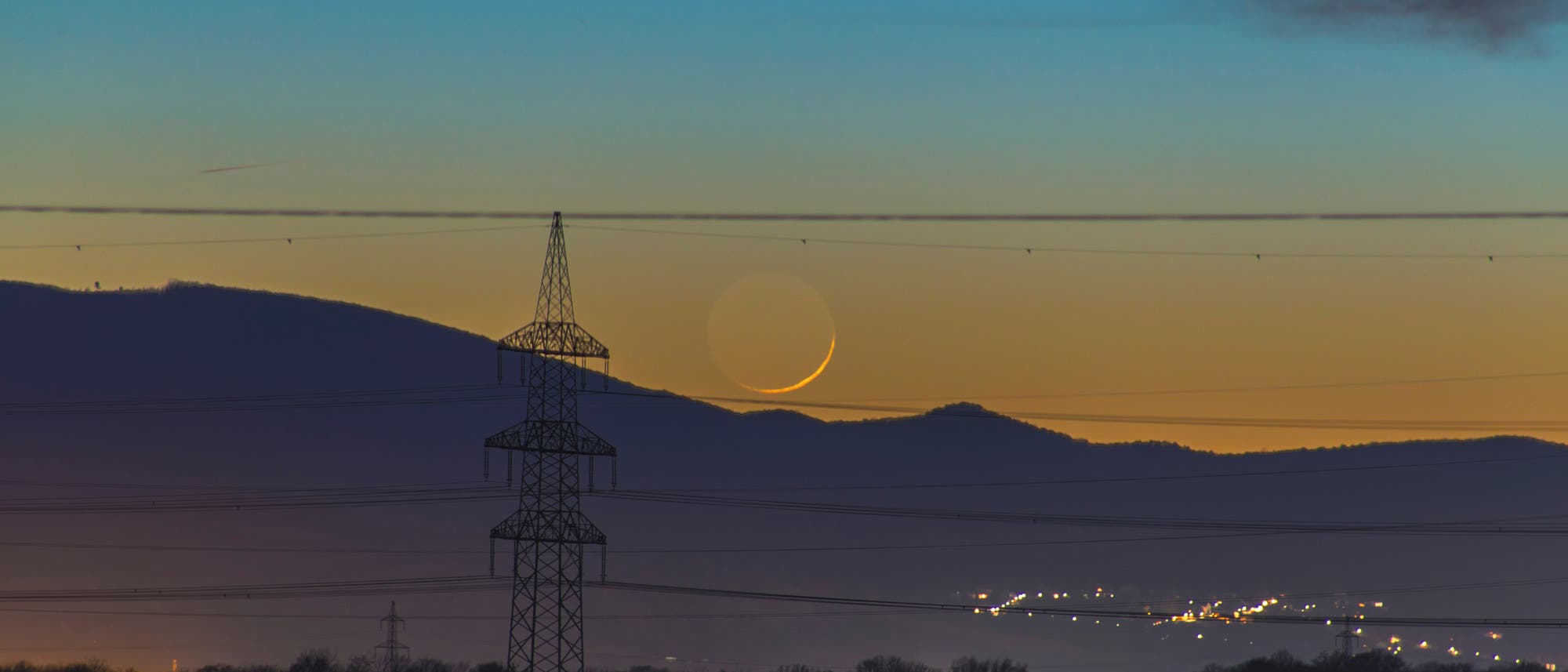 Zunehmender Mond als Sichel über Bergen. Zunehmender Mond als Sichel über Bergen.
