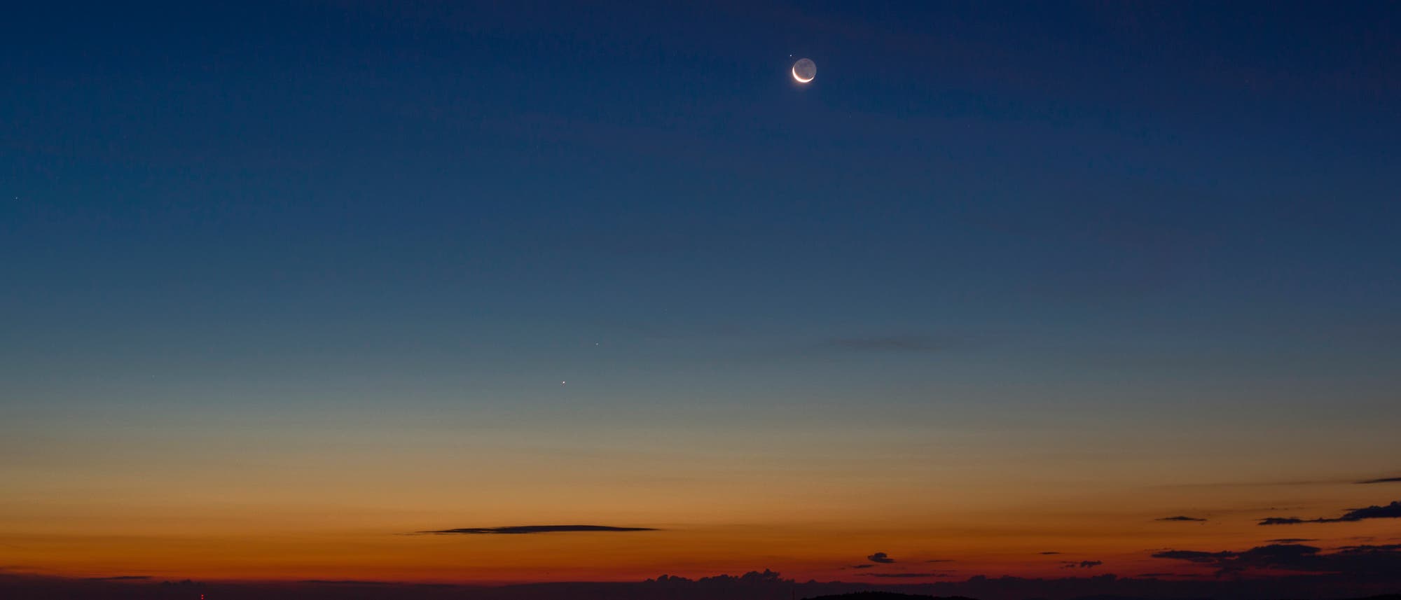 Venus, Regulus, Mars und Merkur stehen in Konstellation zueinander am Nachthimmel und bilden eine fast gerade Linie.