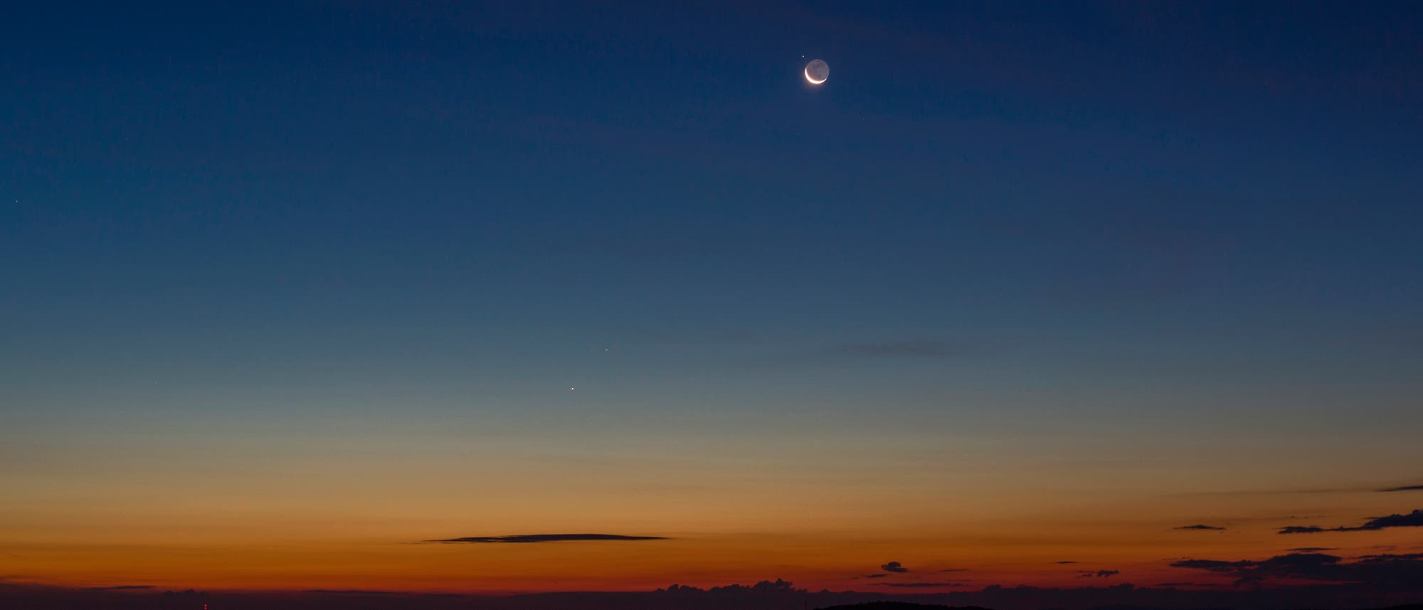 Venus, Regulus, Mars und Merkur stehen in Konstellation zueinander am Nachthimmel und bilden eine fast gerade Linie. Venus, Regulus, Mars und Merkur stehen in Konstellation zueinander am Nachthimmel und bilden eine fast gerade Linie.