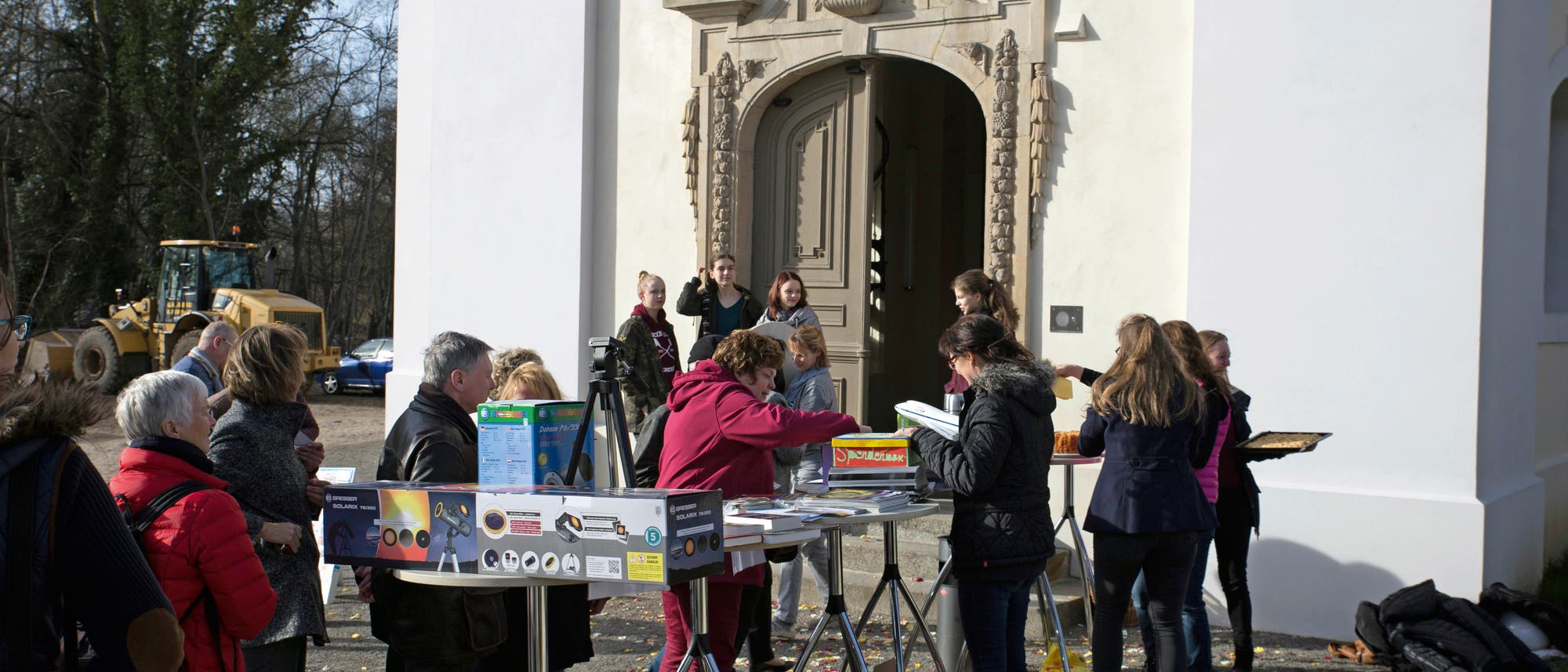 Die ersten Gäste zum Tag der Astronomie warten an den Ständen vor der Schlosskirche in Altlandsberg.