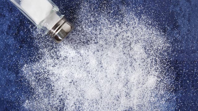 Salzstreuer und verschüttetes Salz