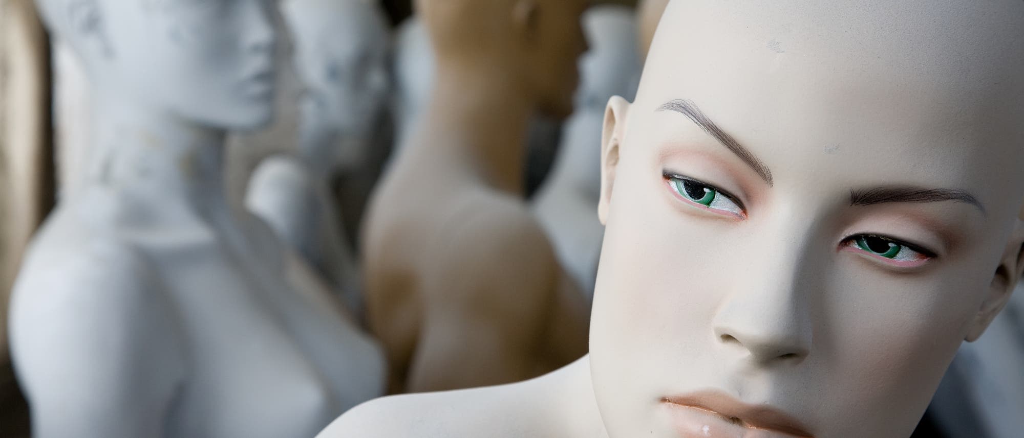 Kunst oder Realität? Schaufensterpuppe schaut aus dem Fenster Kunst oder Realität? Schaufensterpuppe schaut aus dem Fenster