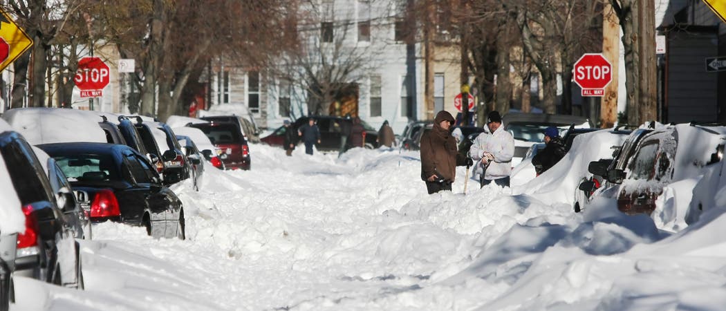 Völlig eingeschneite Autos in einer nordamerikanischen Stadt Völlig eingeschneite Autos in einer nordamerikanischen Stadt
