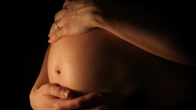 Schwangere mit schützenden Händen