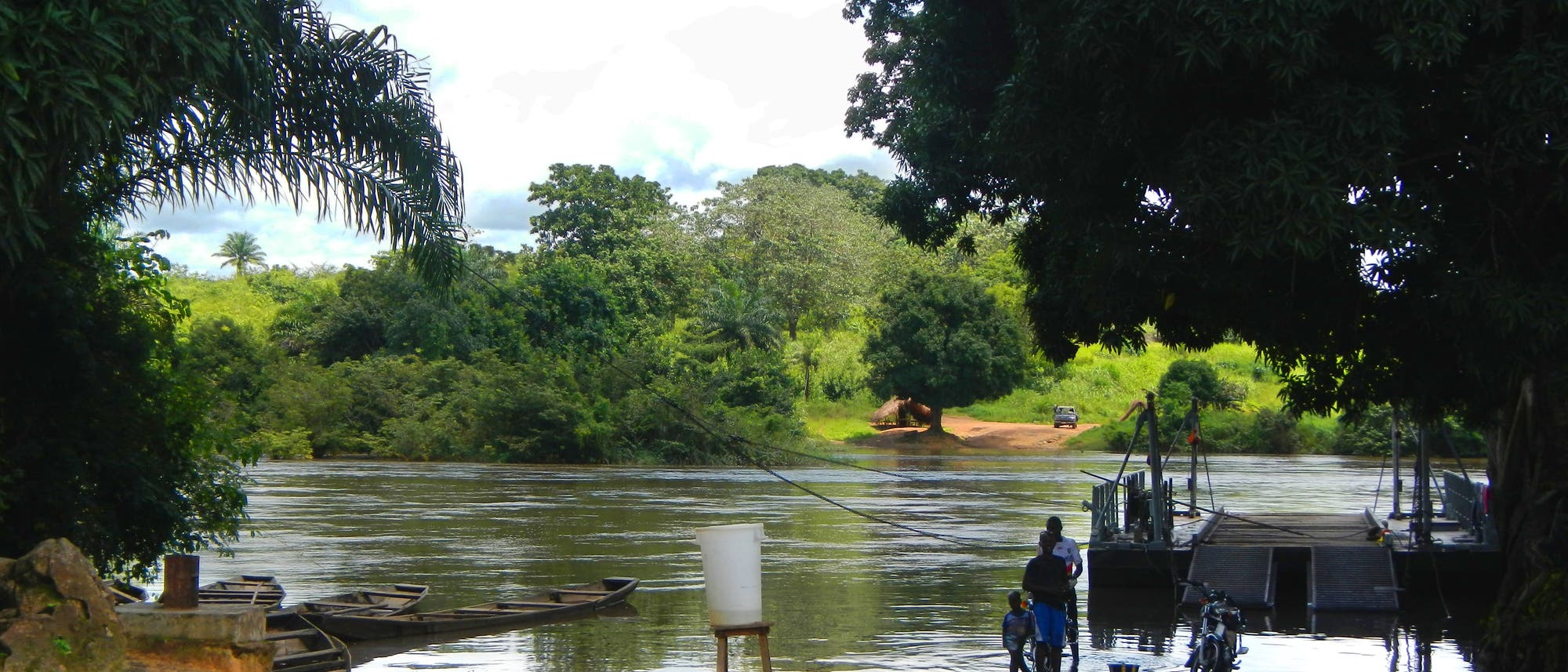 Der Ebolaausbruch von 2014 führte vor Augen, wie schnell Epidemien politische und ökologische Barrieren überwinden können. Das Bild zeigt einen Grenzübergang zwischen Guinea, wo die Epidemie begann, und Sierra Leone, wohin sich ihr Schwerpunkt als Nächstes verlagerte. Der Ebolaausbruch von 2014 führte vor Augen, wie schnell Epidemien politische und ökologische Barrieren überwinden können. Das Bild zeigt einen Grenzübergang zwischen Guinea, wo die Epidemie begann, und Sierra Leone, wohin sich ihr Schwerpunkt als Nächstes verlagerte.
