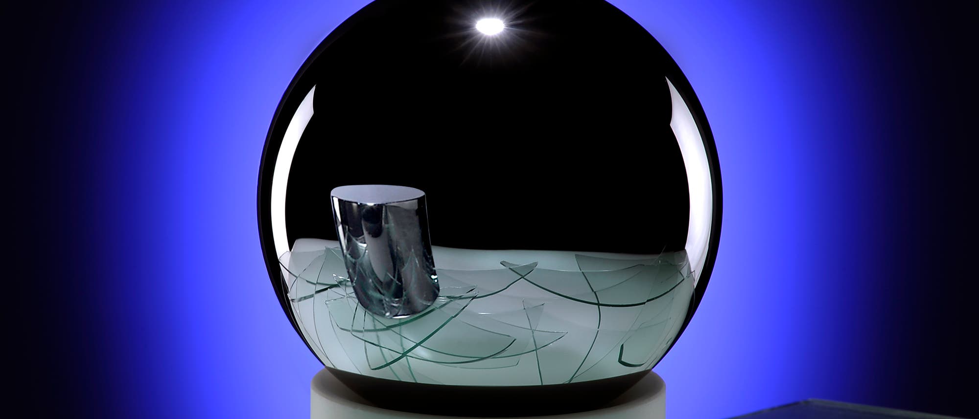 Mit einer solchen Kristallkugel aus hoch angereichertem Silizium-28 haben Metrologen aus Deutschland, Italien und Japan die so genannte Avogadro-Konstante so genau wie nie zuvor ermittelt