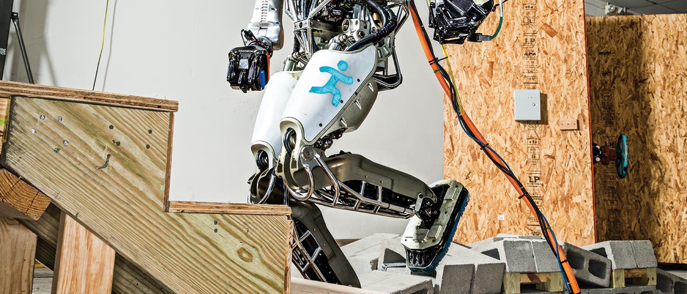 Ein Roboter steigt eine Stiege hinauf Ein Roboter steigt eine Stiege hinauf