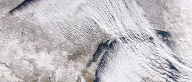 Wolkenbänder über zwei großen Seen, Satellitenbild Wolkenbänder über zwei großen Seen, Satellitenbild