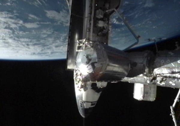 Die Endeavour angedockt an die ISS
