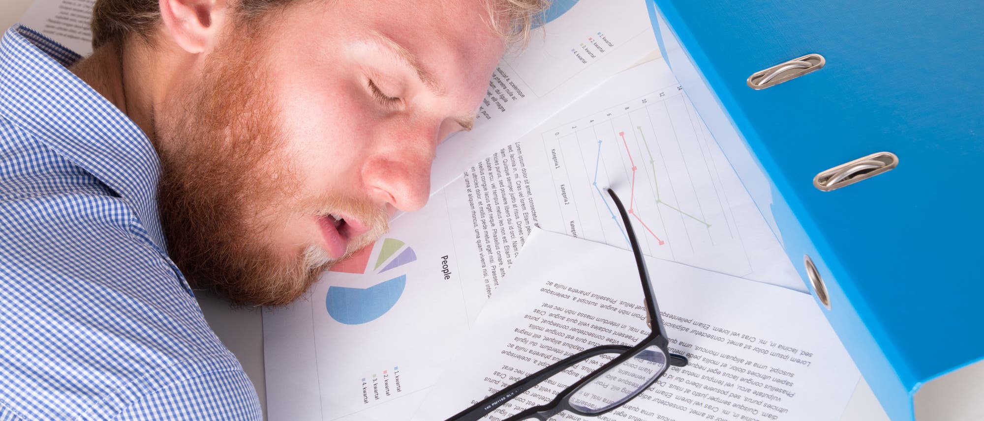 Siesta auf der Arbeit - oder vor Erschöpfung eingeschlafen? Siesta auf der Arbeit - oder vor Erschöpfung eingeschlafen?