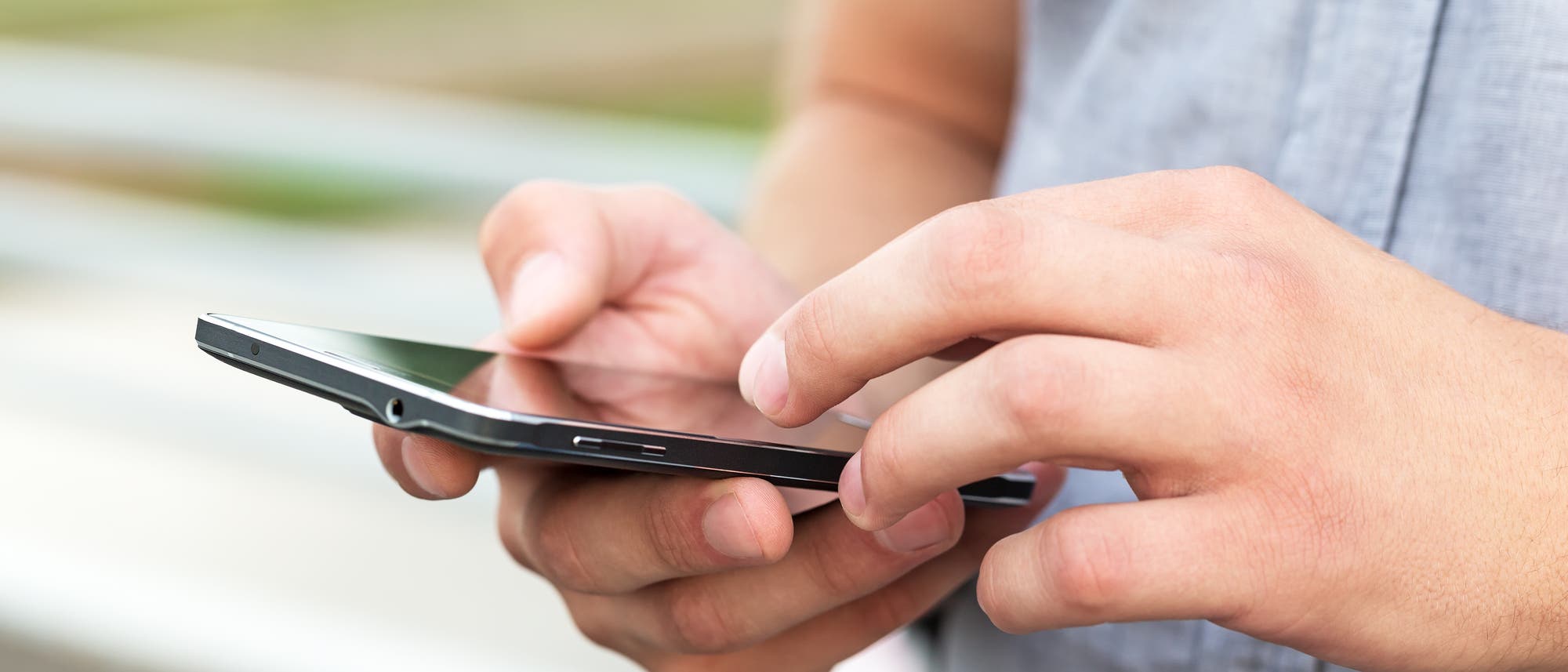 Mann mit Smartphone in der Hand Mann mit Smartphone in der Hand