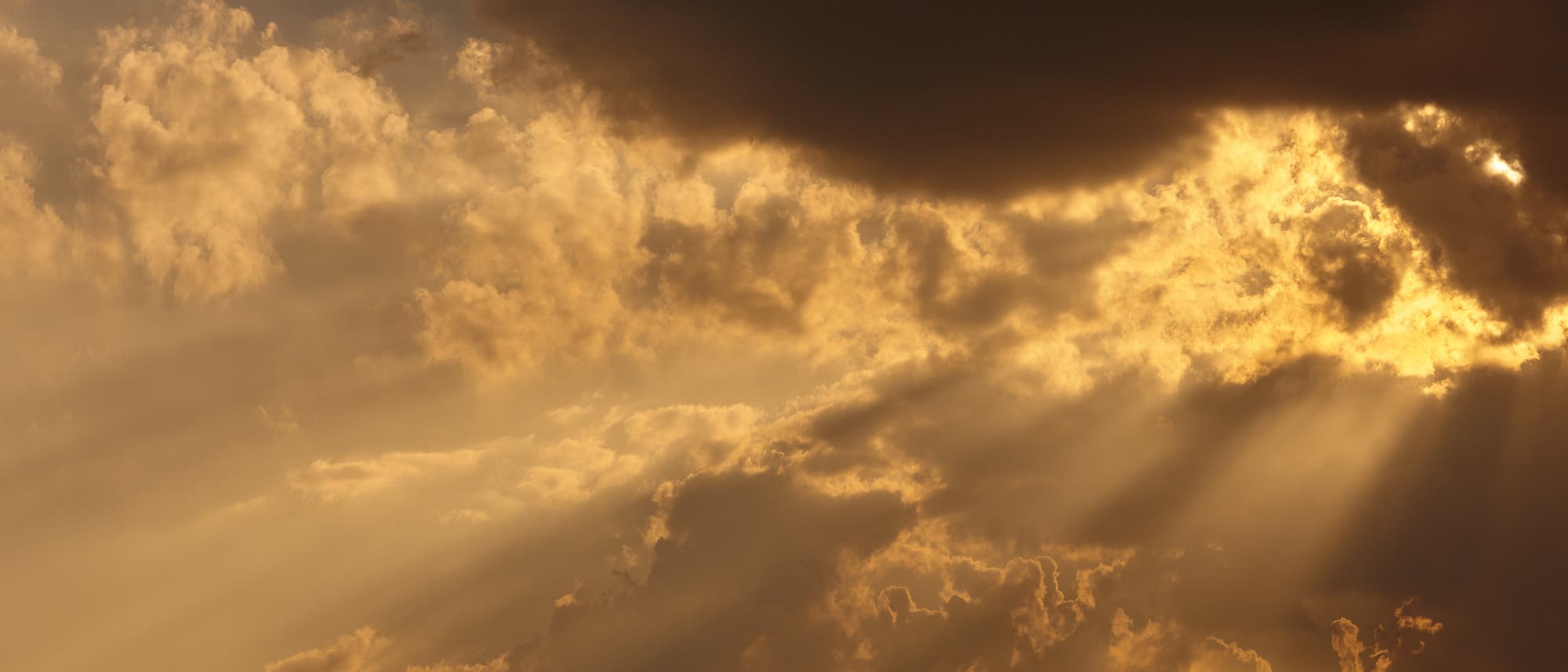 Sonnenstrahlen durch Wolken Sonnenstrahlen durch Wolken