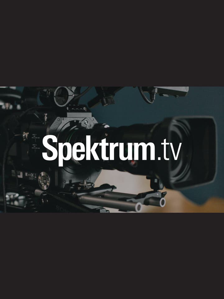 Im Vordergrund das Logo von Spektrum.TV. Im Hintergrund ist eine Fernsehkamera zu sehen.