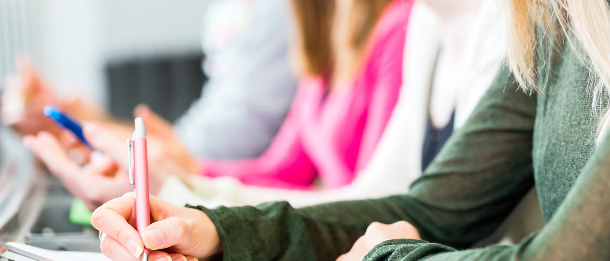 Studenten in einem Hörsaal bei einer Klausur Studenten in einem Hörsaal bei einer Klausur