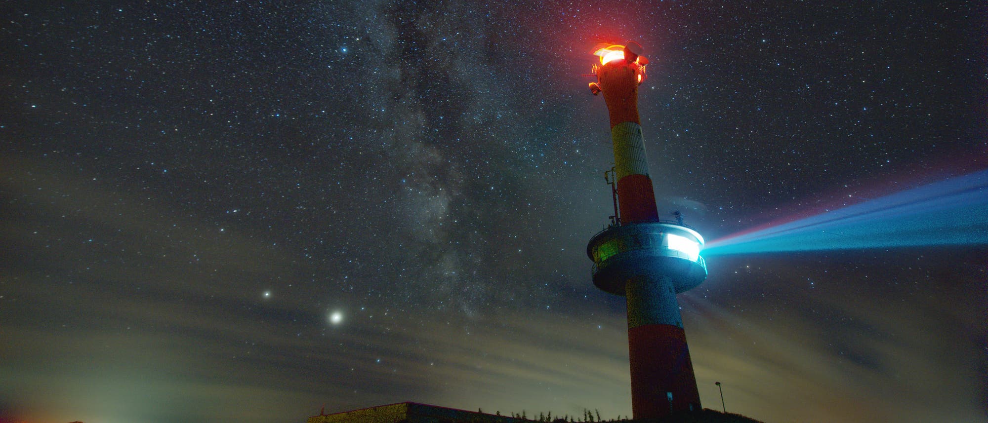 Um die Wette leuchten Jupiter, Saturn und der Leuchtturm von Wangerooge Um die Wette leuchten Jupiter, Saturn und der Leuchtturm von Wangerooge