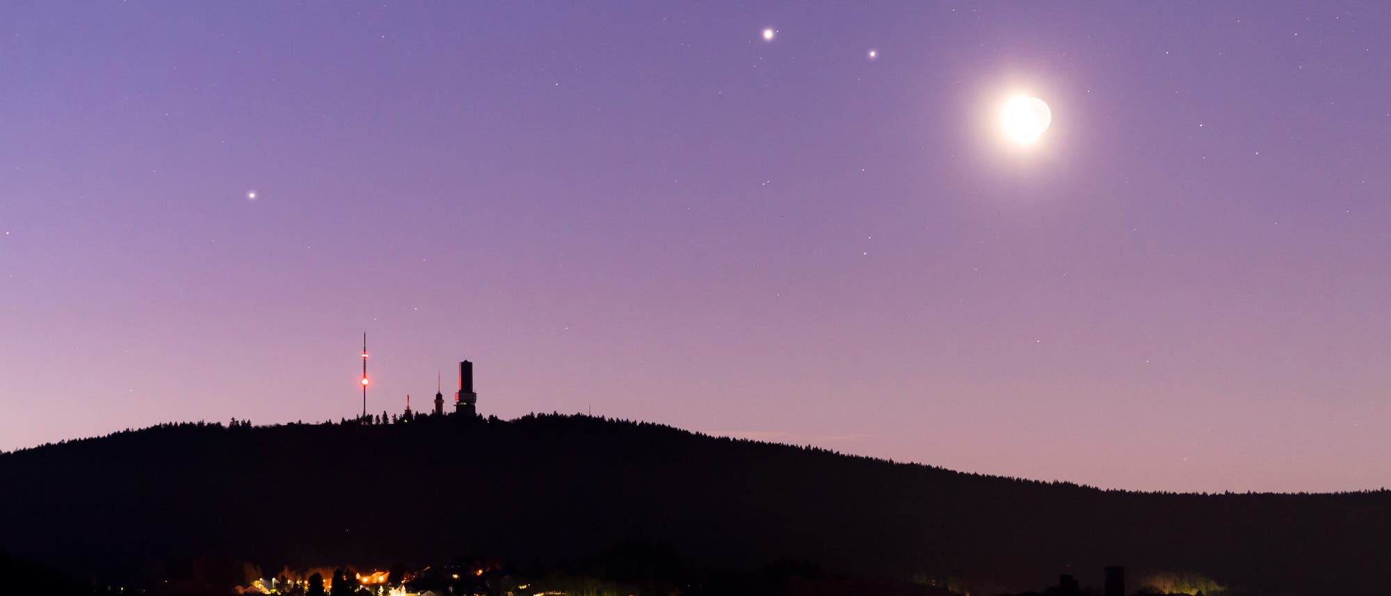 Saturn, Mars, Jupiter und den Mond am Morgen des 18. März 2020 über dem Großen Feldberg im Taunus Saturn, Mars, Jupiter und den Mond am Morgen des 18. März 2020 über dem Großen Feldberg im Taunus