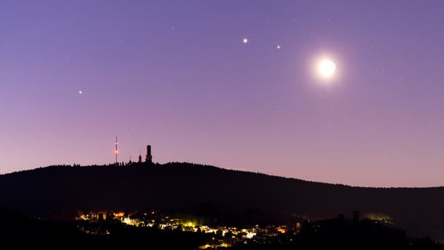 Saturn, Mars, Jupiter und den Mond am Morgen des 18. März 2020 über dem Großen Feldberg im Taunus