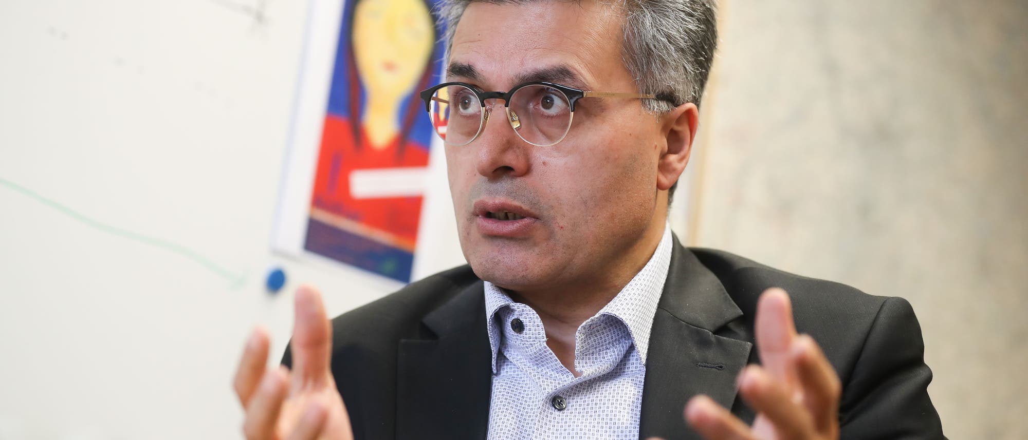 Jan Ilhan Kizilhan ist Professor an der Dualen Hochschule Baden-Württemberg und Experte für transkulturelle Psychiatrie und Traumatologie. Er ist der medizinisch-psychologische Leiter eines Projekts der Landesregierung Baden-Württemberg, bei dem mehr als 1100 jesidische Frauen und Kinder eine Traumatherapie in Deutschland erhalten. Jan Ilhan Kizilhan ist Professor an der Dualen Hochschule Baden-Württemberg und Experte für transkulturelle Psychiatrie und Traumatologie. Er ist der medizinisch-psychologische Leiter eines Projekts der Landesregierung Baden-Württemberg, bei dem mehr als 1100 jesidische Frauen und Kinder eine Traumatherapie in Deutschland erhalten.