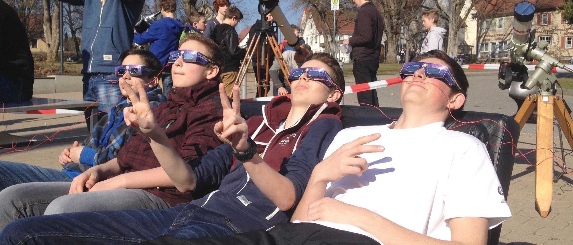 Schüler auf dem SoFi-Sofa beobachten eine Sonnenfinsternis Schüler auf dem SoFi-Sofa beobachten eine Sonnenfinsternis