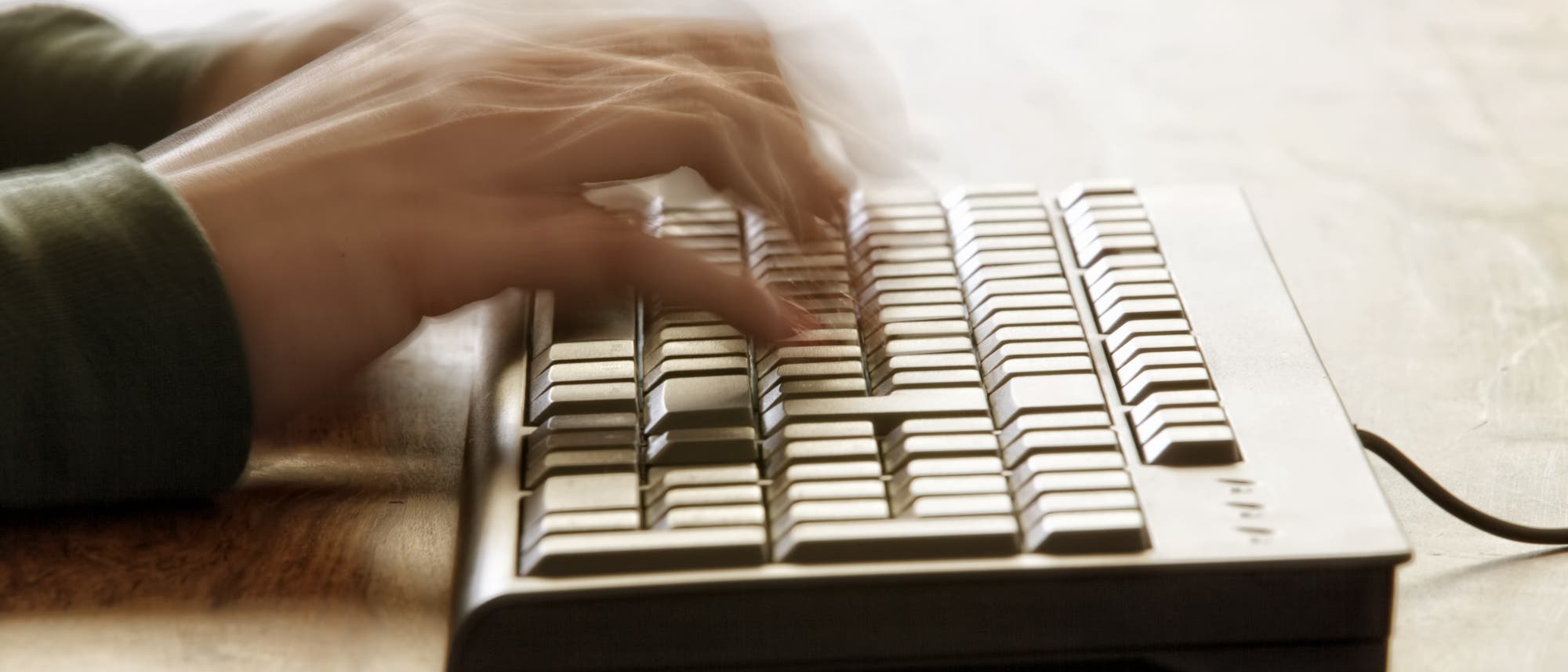 schnelles Tippen auf einer Computertastatur schnelles Tippen auf einer Computertastatur