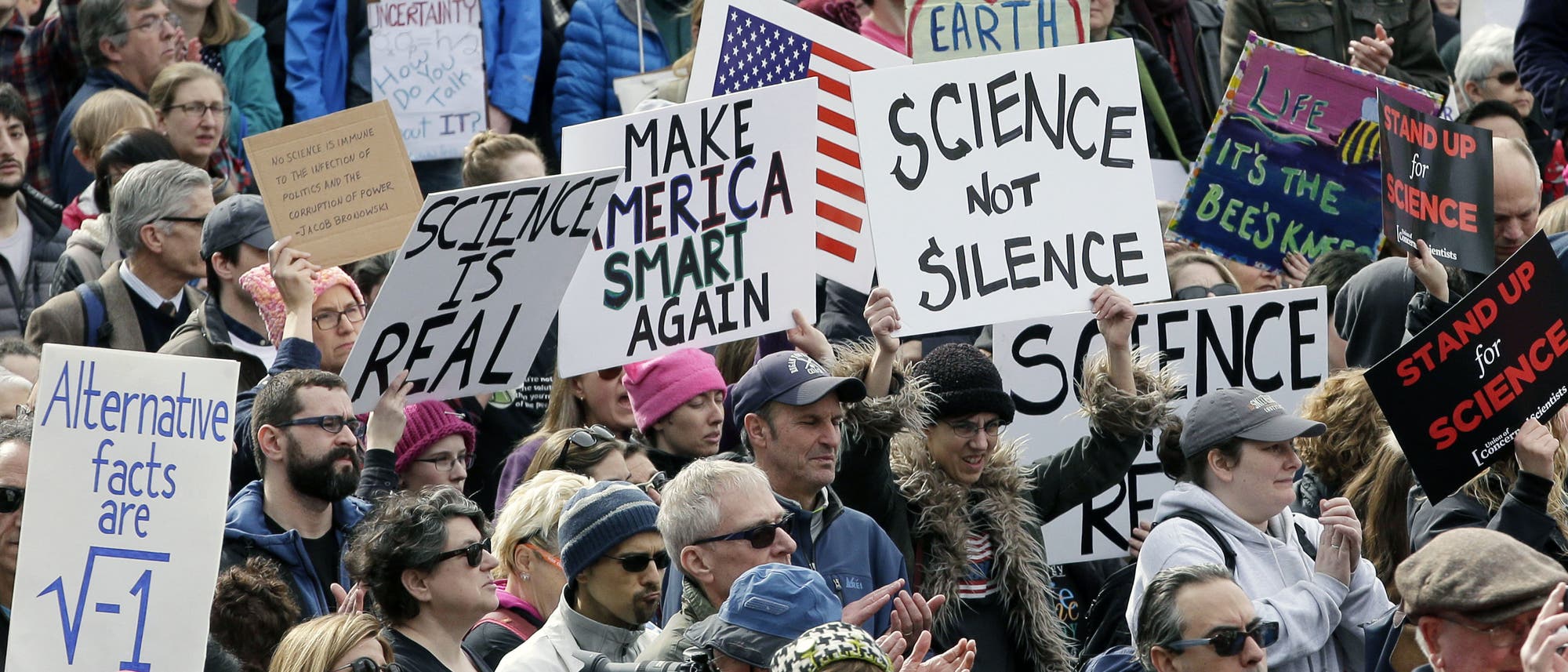 Trump-Gegner demonstrieren in den USA für die Wissenschaft Trump-Gegner demonstrieren in den USA für die Wissenschaft