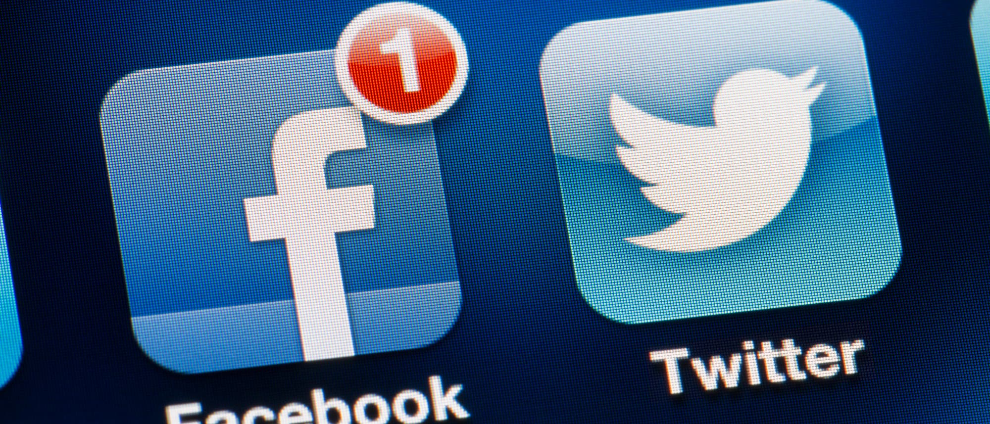 Twitter- und Facebook-Apps auf einem Smartphonebildschirm Twitter- und Facebook-Apps auf einem Smartphonebildschirm