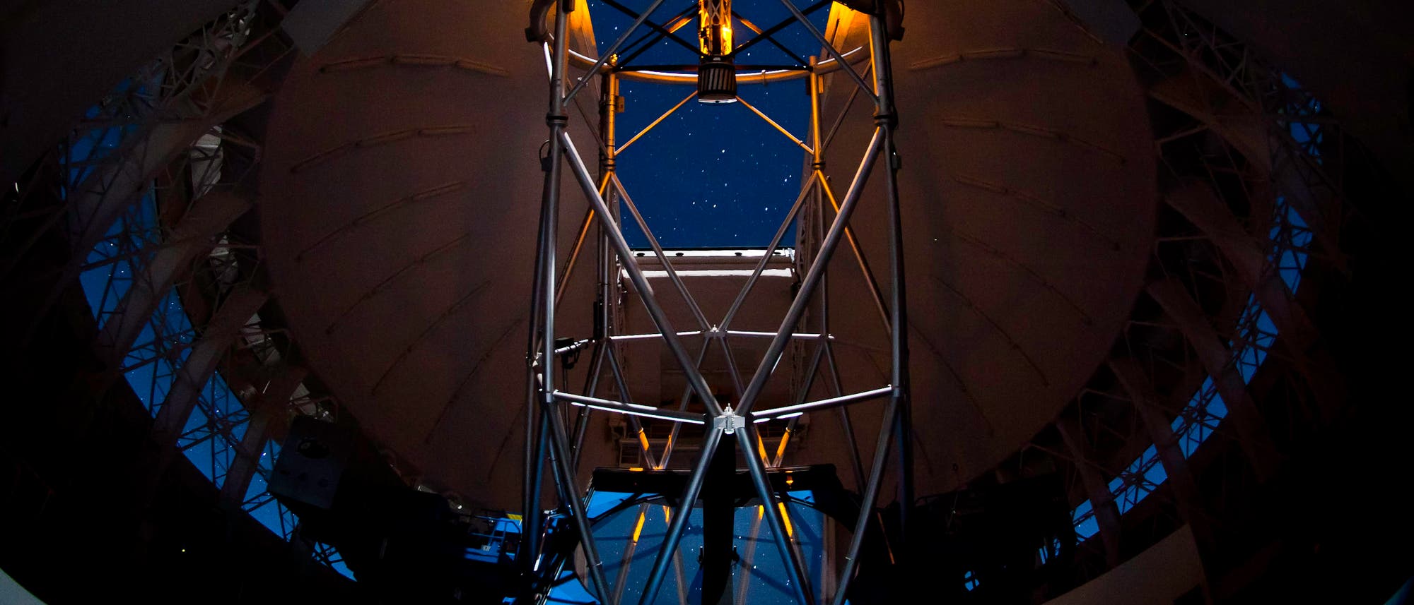 Das Acht-Meter-Teleskop Gemini South mit Laserleitstern Das Acht-Meter-Teleskop Gemini South mit Laserleitstern