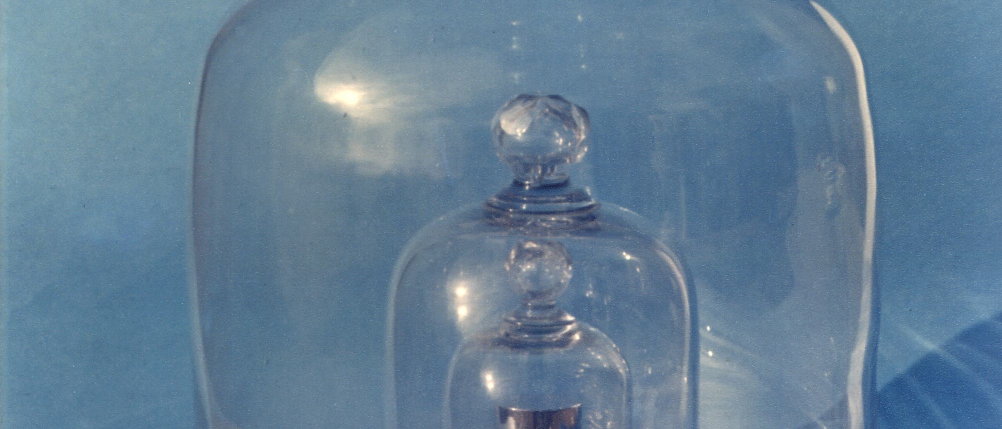 Das Urkilogramm, aufbewahrt unter drei Glasglocken, in Sèvres bei Paris. Das Urkilogramm, aufbewahrt unter drei Glasglocken, in Sèvres bei Paris.