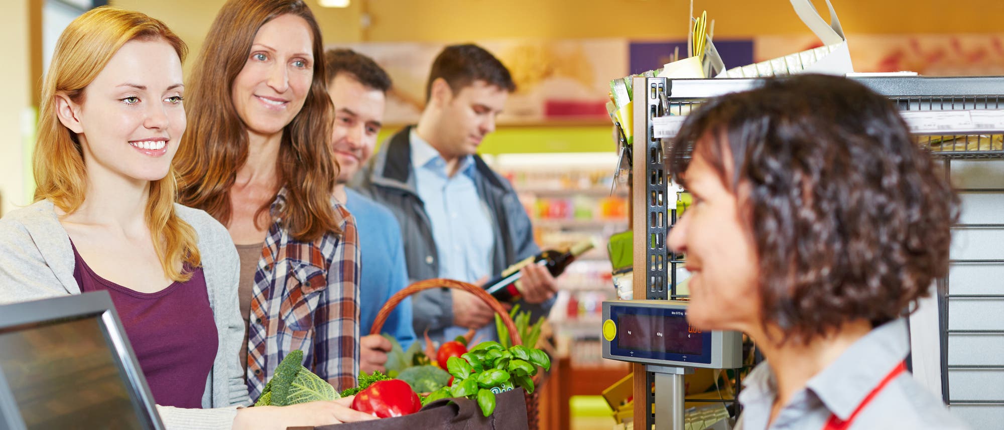 Schlange im Supermarkt Schlange im Supermarkt