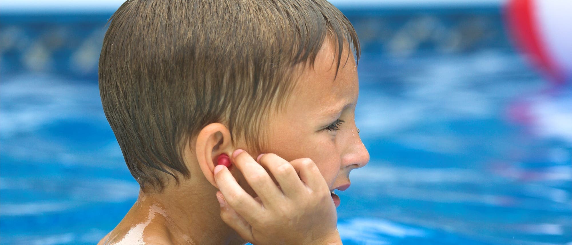 Junge im Schwimmbad Junge im Schwimmbad