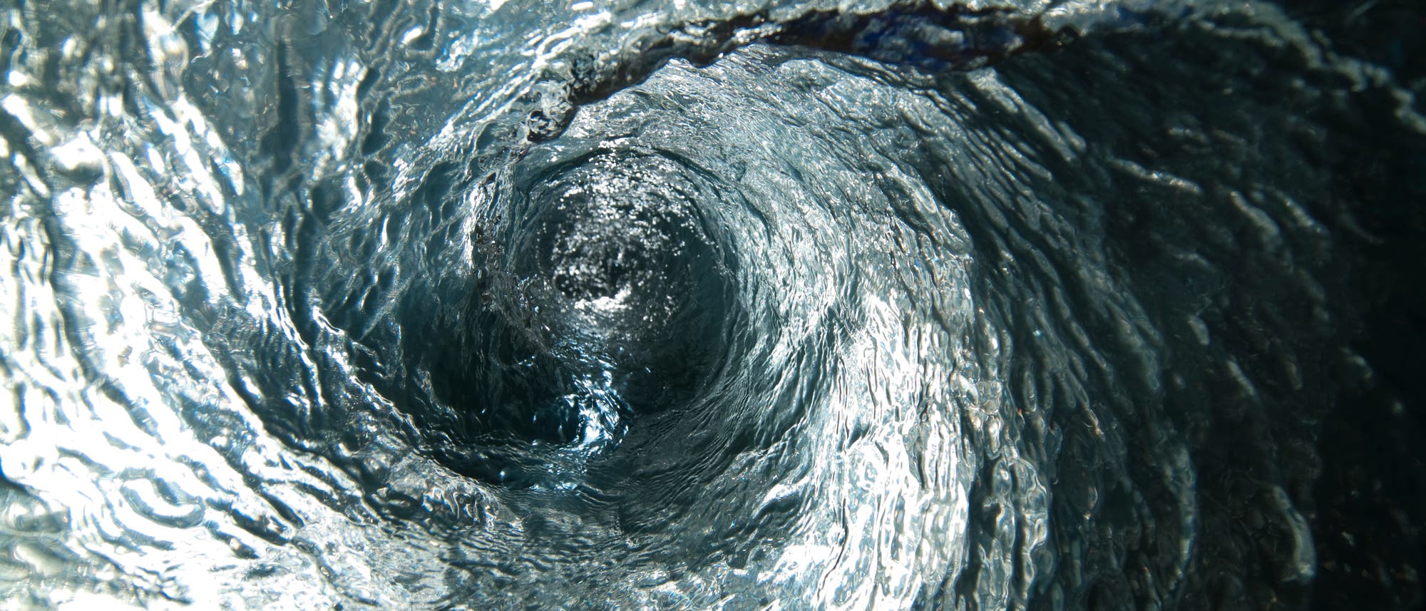Wasserstrudel als Analogie für Schwarze Löcher Wasserstrudel als Analogie für Schwarze Löcher