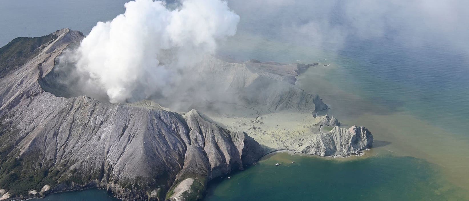 White Island nach der Eruption am 9. Dezember 2019 White Island nach der Eruption am 9. Dezember 2019